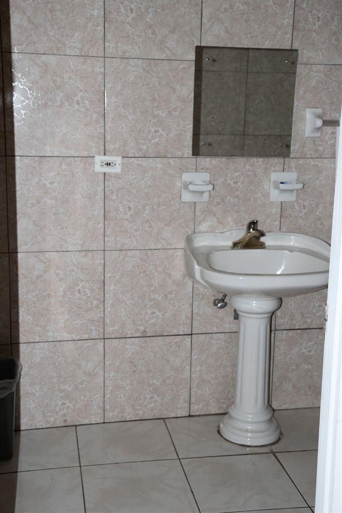 Executive Shaw Park Guest House Очо-Ріос Екстер'єр фото
